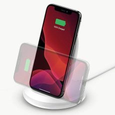 حامل شحن لاسلكي بقوة 15 وات من بيلكن مع شاحن حائط ومنفذ يو إس بي سي - أسود & أبيض